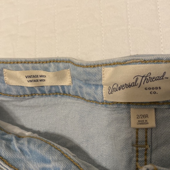 Universal Threads Light Wash Denim Shorts, size 26 - Picture 3 of 3